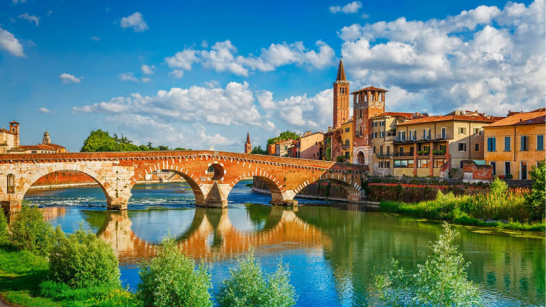 Bro ver floden i Verona, Italien